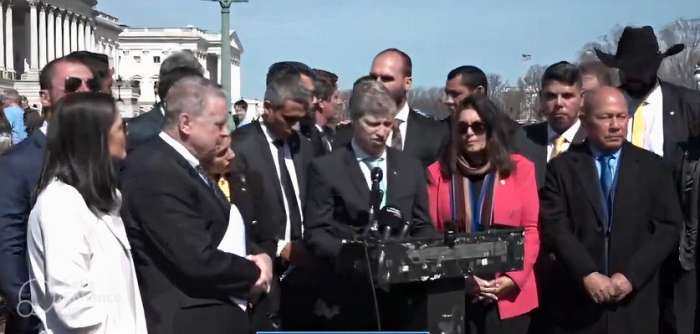 Expulsos do Capitólio: deputados brasileiros viram piada nos EUA com discurso conspiratório e púlpito de isopor